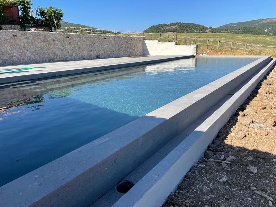 Piscina a sfioro completata tra le colline