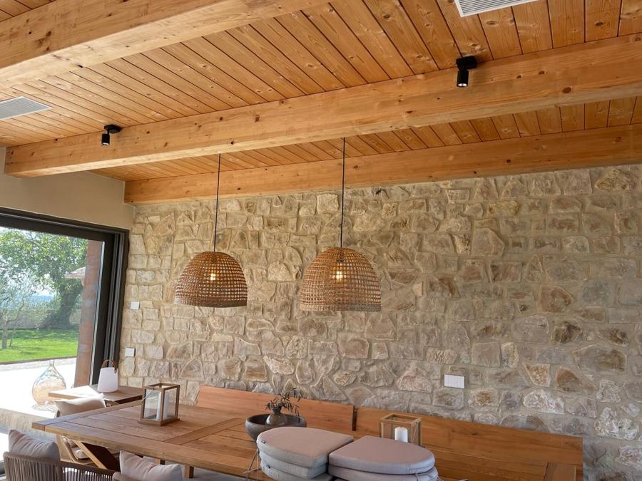 Soffitto con travi in legno e pareti in pietra
