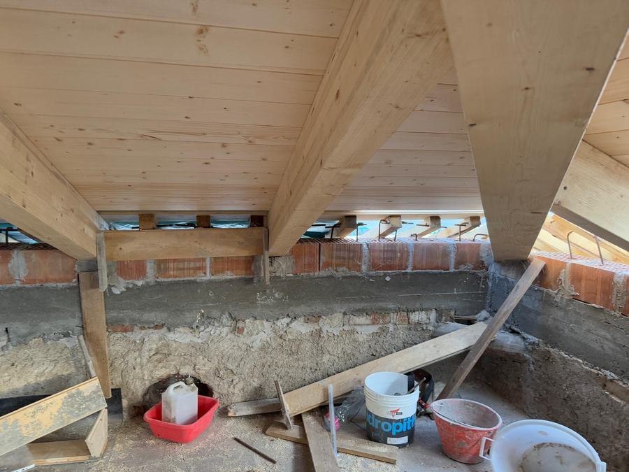 Nuova struttura del tetto in legno
